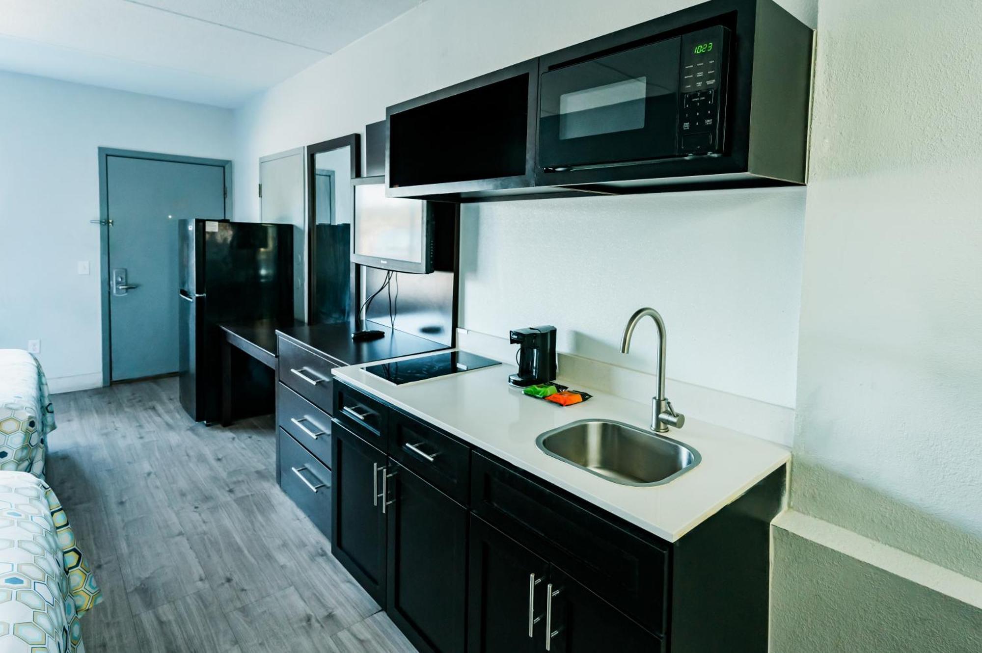 Hometowne Studios By Red Roof San Antonio - Seaworld Northwest Экстерьер фото