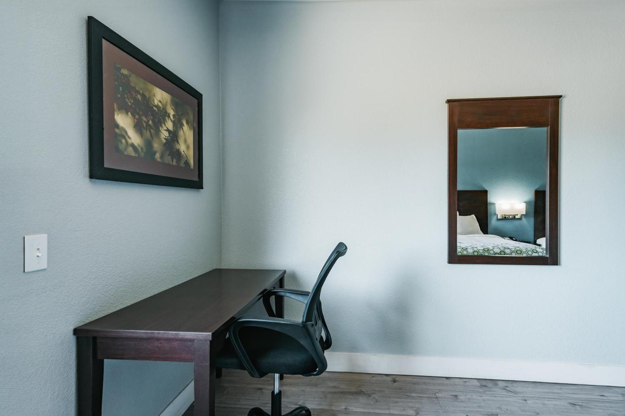 Hometowne Studios By Red Roof San Antonio - Seaworld Northwest Экстерьер фото