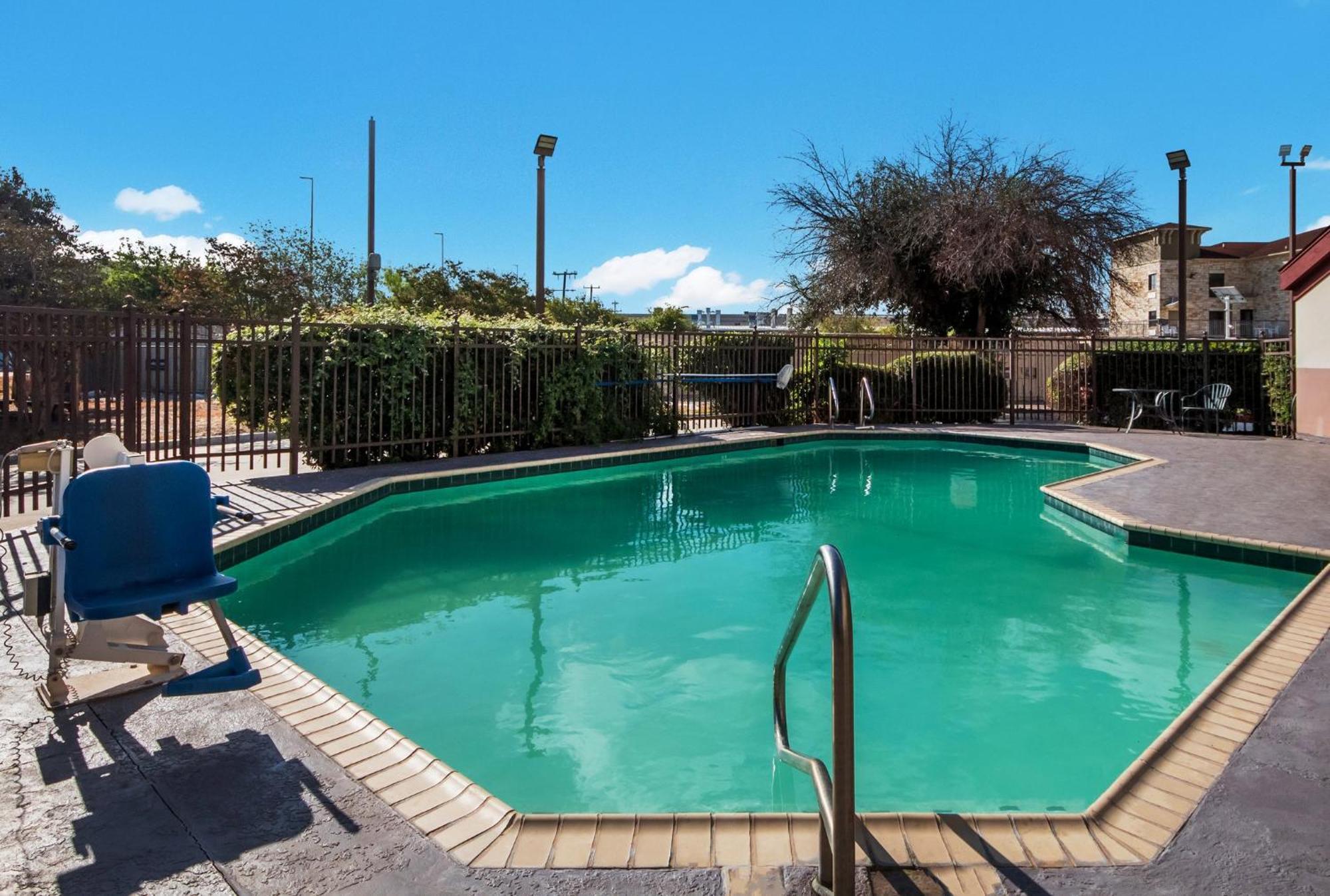 Hometowne Studios By Red Roof San Antonio - Seaworld Northwest Экстерьер фото