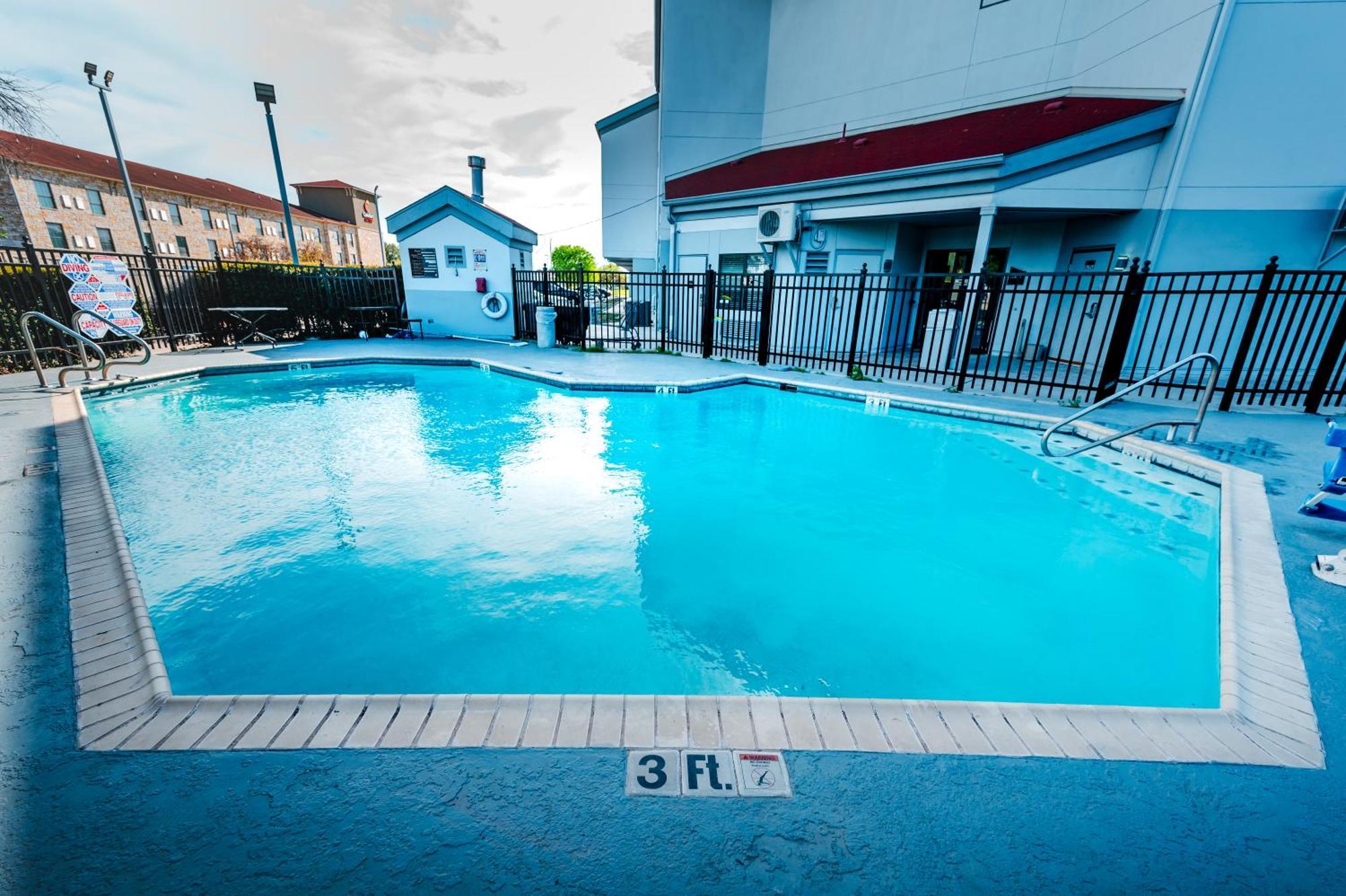 Hometowne Studios By Red Roof San Antonio - Seaworld Northwest Экстерьер фото